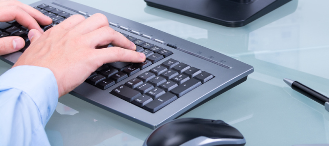 Entwicklung: Hände auf einer Tastatur